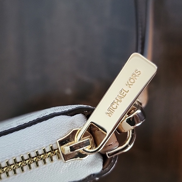 Michael Kors Jet Set Travel Large flat phone case Wristlet,  Vanilla/Acron - Picture 3 of 5